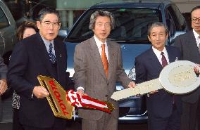 (1)Toyota, Honda deliver fuel-cell vehicles to gov't